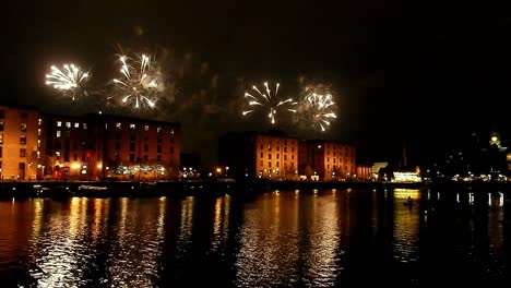 Exhibición-De-Fuegos-Artificiales-En-El-Muelle-Albert-De-Liverpool-Para-Celebrar-El-&quot;río-De-La-Luz&quot;