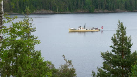 Ein-Altes-Dampfschiff,-Das-Auf-Einem-See-Segelt