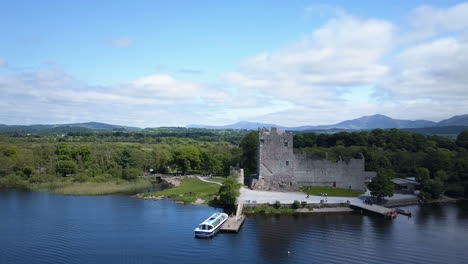 Eröffnungsszene-In-Der-Nähe-Des-Ross-Castle-Aus-Dem-15.-Jahrhundert,-Teil-Des-Killarney-Nationalparks.-Das-Video-Bewegt-Sich-Nach-Außen-Und-Erhebt-Sich,-Um-Die-Wunderschönen-Seen-Von-Killarney-Und-Die-Ferne-Bergkette-Im-Ring-Of-Kerry-Freizugeben