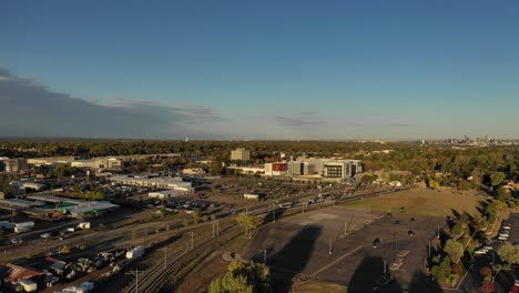 Una-Panorámica-Nocturna-Sobre-Un-Centro-De-Transporte-En-Lakewood,-Colorado.