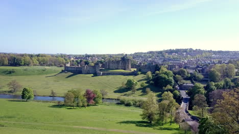 Imágenes-Aéreas-Volando-Hacia-El-Fabuloso-Castillo-De-Alnwick-En-Northumberland-Uk,-Famoso-Por-Su-Uso-En-Las-Historias-De-Harry-Potter