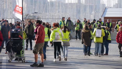 Manifestantes-De-Chaqueta-Amarilla-Bailando-En-Medio-De-La-Calle-Antes-Del-Comienzo-De-Una-Manifestación-En-Marsella,-Sur-De-Francia.