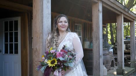 Atlanta,-Ga---21-De-Noviembre-De-2018:-Una-Novia-Milenaria-Posa-Con-Su-Vestido-De-Novia-Y-Sosteniendo-Flores-Durante-La-Hora-Dorada-Antes-De-Su-Boda-En-Una-Finca-Rústica-Rural