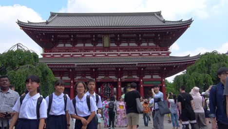 Gente-Abarrotada-Que-Se-Dirige-Al-Templo-Budista-Sensoji