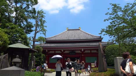 People-walking-and-pray-in-temple