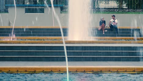 Malaiisches-Paar-Sitzt-Vor-Dem-Brunnen-Im-Laman-Serene-Park-In-Johor-Bahru