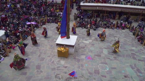 Turistas-Viendo-La-Danza-Chham-Realizada-Por-Monjes-Enmascarados-En-El-Monasterio-De-Hemis-En-El-Festival-De-Hemis,-Tomados-Desde-Arriba