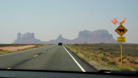 An-Einem-Schönen-Sommertag-Auf-Der-Autobahn-In-Richtung-Monument-Valley-Fahren