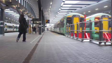 Trenes-Esperando-La-Salida-En-Una-Estación-De-Tren-Terminal-Británica