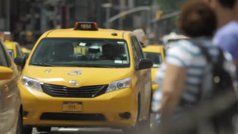 New-York-City-traffic-and-people