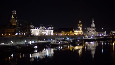 Horizonte-De-La-Ciudad-De-Dresde-Por-La-Noche-Con-Reflexiones-Sobre-El-Río-Elba,-Sajonia