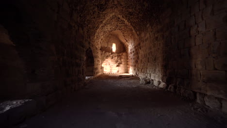 Spaziergang-Durch-Die-Kerker-Der-Burg-Kerak-Oder-Der-Burg-Al-Karak