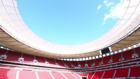 Toma-De-ángulo-Bajo-Panorámica-Del-Techo-Abierto-Interior-Superior-Del-Estadio-Mane-Garrincha