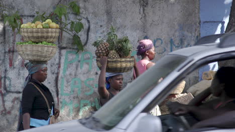 Mujeres-Con-Cestas-De-Frutas-En-La-Cabeza