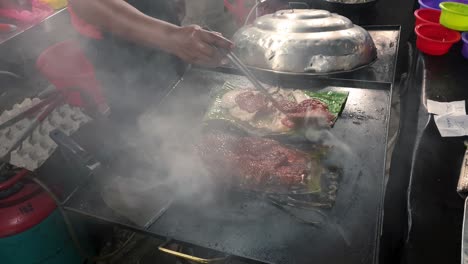 Cerca-De-Mariscos-Preparados-A-La-Plancha-En-Un-Puesto-De-Comida-De-Johor