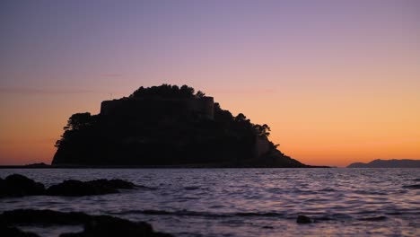 Langsamer-Zoom-Auf-Die-Burg-„Fort-De-Brégançon“,-Ferienresidenz-Der-Französischen-Präsidenten-In-Der-Abenddämmerung