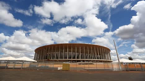 Weitwinkel-Außenaufnahme-Des-Mane-Garrincha-Stadions-In-Brasilien