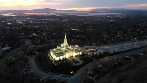 Drohnenaufnahmen-Des-LDS-Tempels-Bei-Sonnenuntergang-In-Den-Bergen