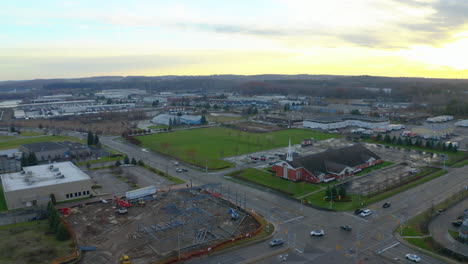 Vista-Aérea-De-Drones-De-Los-Suburbios-De-Kitchener-Con-Sitio-De-Construcción-E-Iglesia-Al-Atardecer