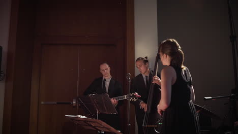 Jazz-musicians-performing-at-a-banquet