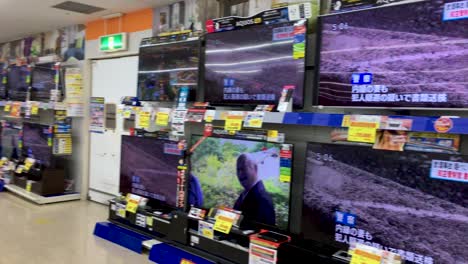 Muchos-Televisores-Nuevos-Y-Modernos-A-La-Venta-En-Grandes-Almacenes-Japoneses-De-Electrónica