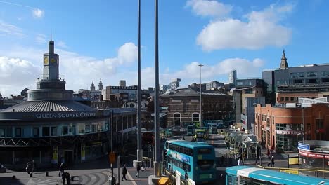 Vista-Por-Encima-De-La-Terminal-De-Autobuses-De-La-Calle-Liverpool-Paradise-Al-Horizonte-De-La-Ciudad-En-Un-Día-Soleado