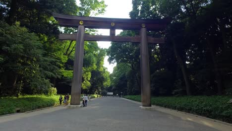 Torii,-Ein-Traditionelles-Japanisches-Tor-Am-Eingang-Des-Meiji-shinto-schreins-In-Shibuya,-Japan