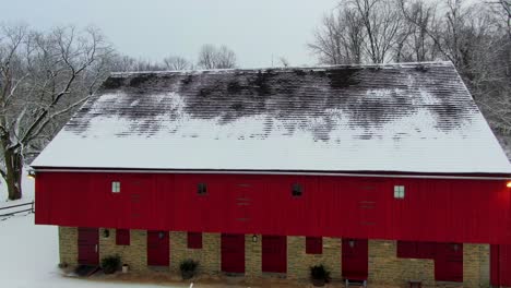 Descending-and-revealing-an-aerial-view-of-the-historic-building-in-Lancaster,-Pennsylvania,-beautiful-historic-house-with-red-facade,-Rock-Ford-Plantation-in-Winter,-travel-concept,-historic-site