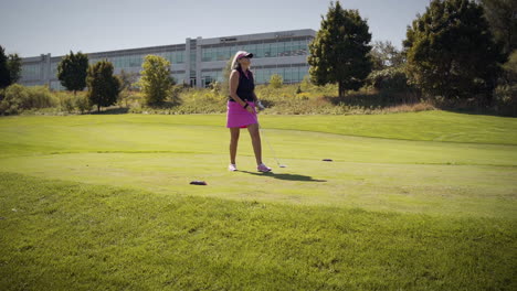 Ältere-Frau-Spielt-Auf-Dem-Fairway-Golf