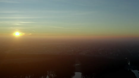 Puesta-De-Sol-Aérea-Sobre-La-Ciudad-De-Munich,-Alemania