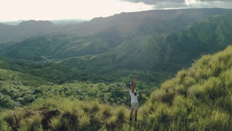 Imágenes-De-Drones-De-Un-Joven-Tomándose-Un-Selfie-Con-Paisajes-Y-Montañas-Desde-Atrás