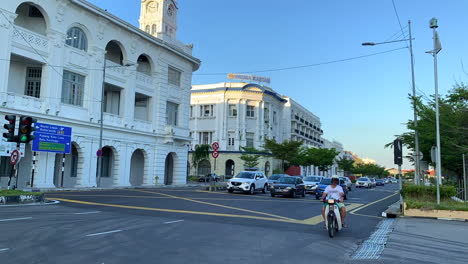 Tomas-De-Lapso-De-Tiempo-De-Una-Carretera-En-Penang-Malasia-Con-Muchos-Automóviles-Y-Motos-Y-Un-Edificio-Blanco-Al-Fondo