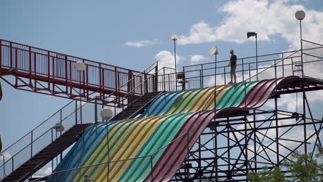 Niños-De-Vacaciones-Bajando-Por-Un-Gran-Tobogán-En-Una-Ciudad-Turística