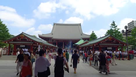 POV-Caminando,-Gente-Llena-De-Gente-Dirigiéndose-Al-Templo-Budista-Sensoji