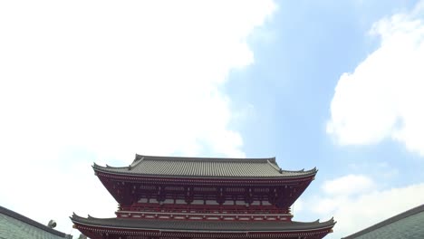 Inclinación,-La-Vista-Del-Templo-Sensoji-Con-Nubes