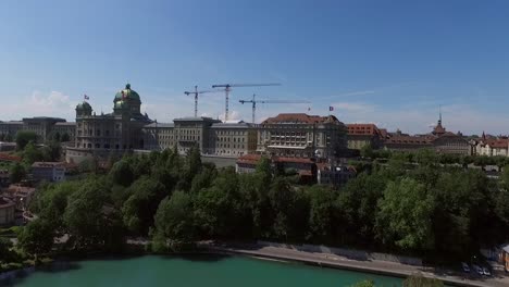 Toma-De-Drones-En-Aumento-Del-Palacio-Federal-De-Suiza,-La-Casa-Del-Parlamento,-El-Bundeshaus-De-Berna,-La-Capital-De-Suiza-Toma-Aérea