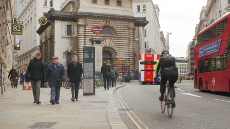 Distrito-Financiero-De-Londres-En-El-Cruce-De-Lombard-Street-Y-King-William-Street-Con-Paso-De-Autobús-De-Dos-Pisos