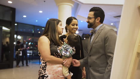 Familia-Joven-Y-Primos-Riéndose-De-Una-Boda