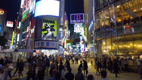 Pov-Walking,-Tausende-Von-Menschen-Gehen-über-Die-Berühmte-Shibuya-Kreuzung-In-Tokio,-Japan