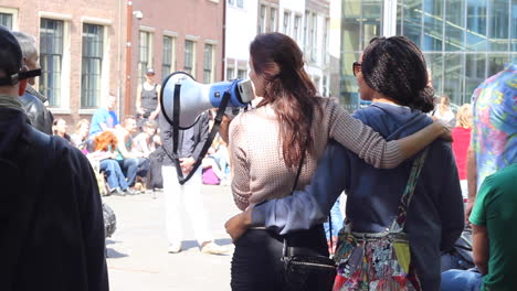 Frau-Spricht-Bei-Einem-Protest-Gegen-Die-Verwendung-Von-GVO-In-Lebensmitteln-In-Ein-Megafon