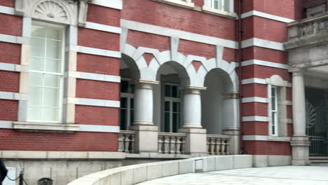 People-entrance-and-leave-the-Tokyo-station,-Marunouchi-central-entrance-exit