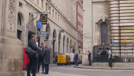 Los-Trabajadores-Financieros-Hablando-Y-Llamando-Por-Teléfono-En-Lombard-Street,-En-El-Distrito-Financiero-De-Londres.