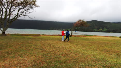 Zwei-Männer-Gehen-Am-See-Von-Cete-Citades-Auf-Der-Insel-Sao-Miguel-Der-Portugiesischen-Azoren-Entlang