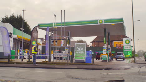 Estación-De-Servicio-De-Gasolina-Y-Tienda-De-Conveniencia-En-Un-Suburbio-De-Londres-Con-Clientes