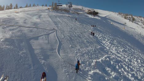 Männer-In-Gruppen-Arbeiten-In-Einem-Skigebiet-Und-Bereiten-Eine-Skipiste-Unter-Einem-Skilift-Vor