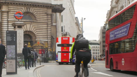 Londoner-Finanzzentrum-Mit-Vorbeifahrendem-Doppeldeckerbus