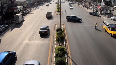 Una-Toma-De-Lapso-De-Tiempo-Urbano-De-Una-Carretera-Muy-Transitada-En-Rayong,-Tailandia