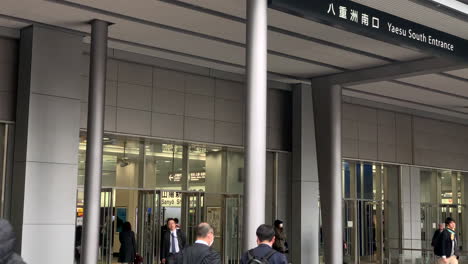 Entrada-Y-Salida-De-Oficinista-Japonés-De-La-Entrada-salida-Sur-De-Yaesu-De-La-Estación-De-Tokio.