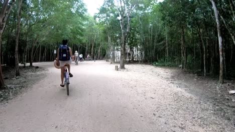 Radtour-Durch-Die-Ruinen-Der-Antiken-Stadt-Coba-Auf-Dem-Weg-Zur-Pyramide