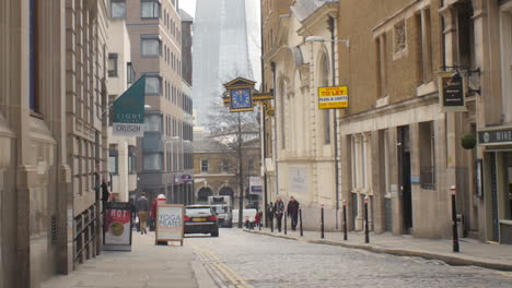 Vista-Cinematográfica-De-Una-Calle-Histórica-En-La-Ciudad-De-Londres